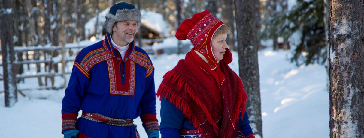 finlandais en tenue traditionnelle sami