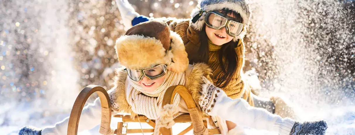 enfants s'amusant sur une luge