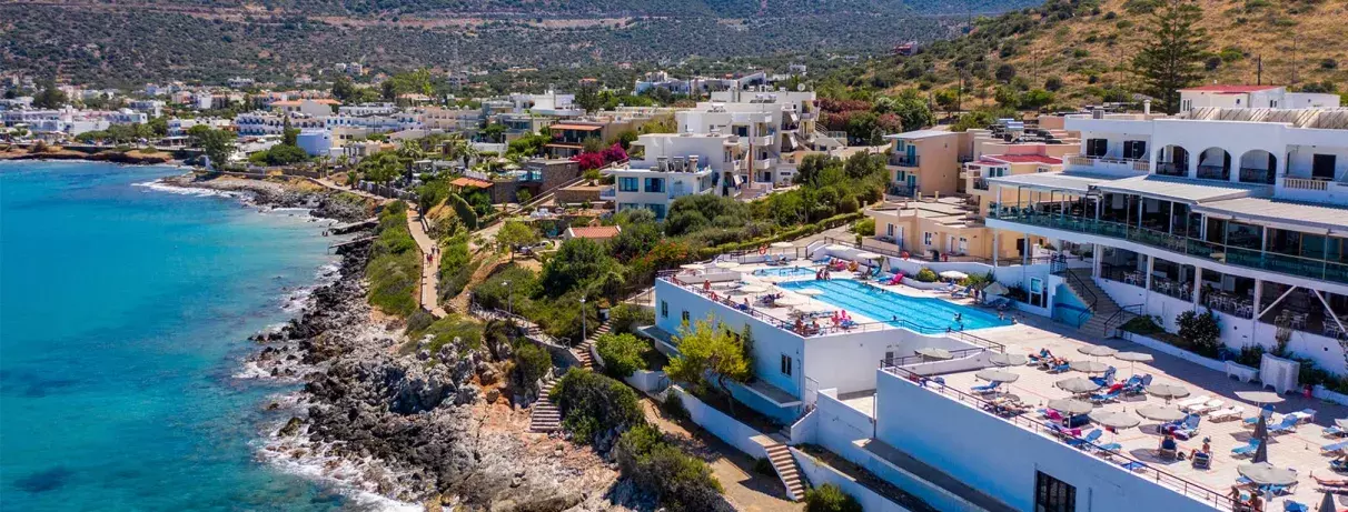 vue aérienne hotel mer et piscine