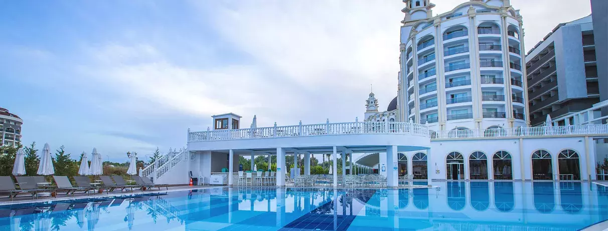 piscine et hôtel à la tombée de la nuit