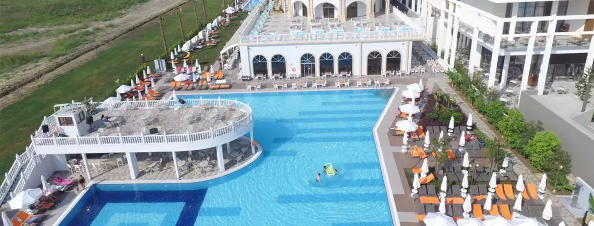 piscine avec bâtiment de l'hôtel en arrière plan