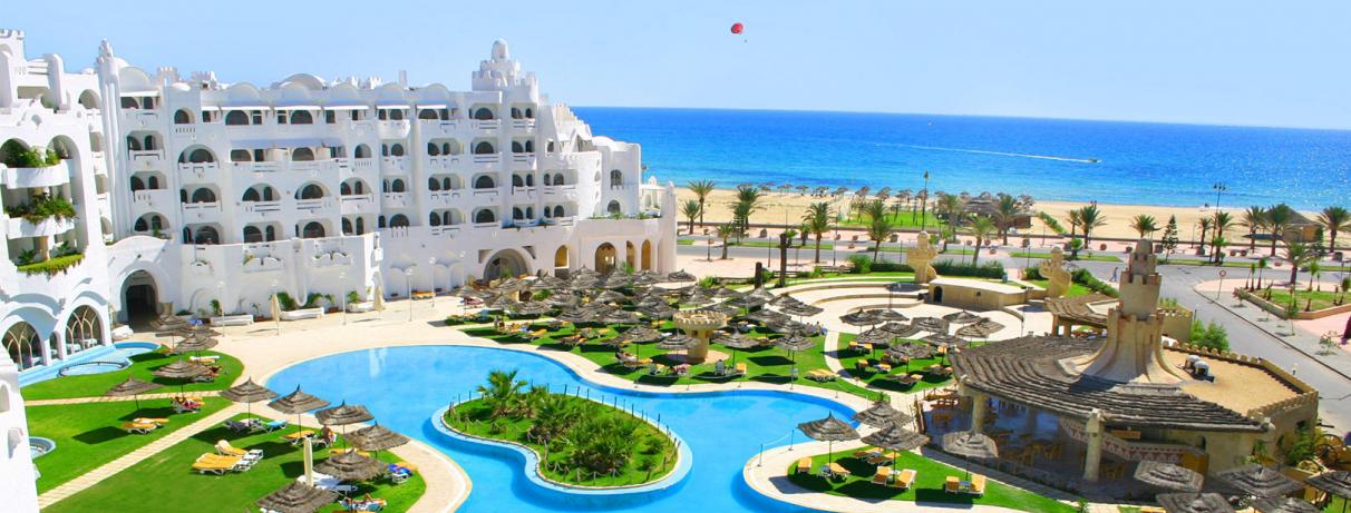 vue sur l'hôtel la piscine et la mer