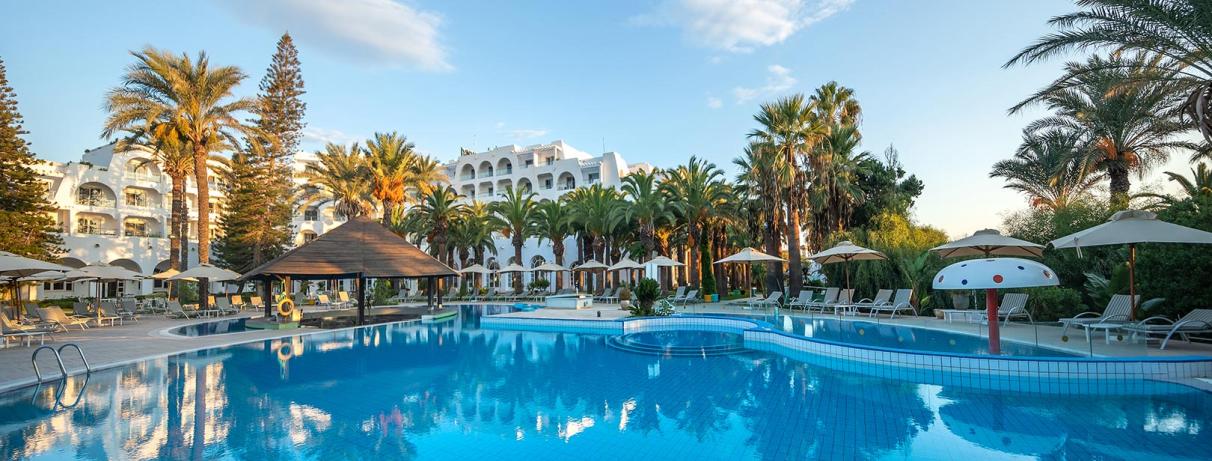 piscine avec palmiers