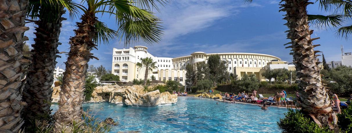 piscine avec bâtiment de l'hôtel en arrière plan