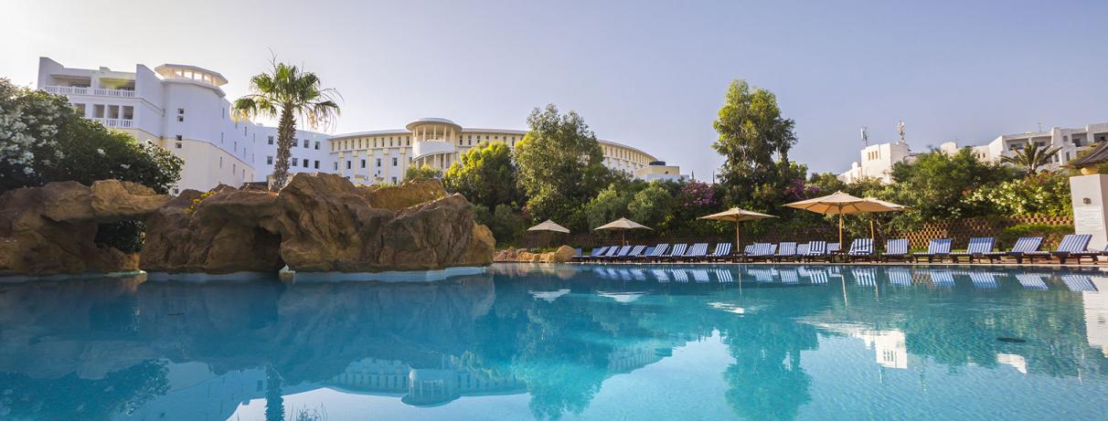 piscine avec bâtiment de l'hôtel en arrière plan