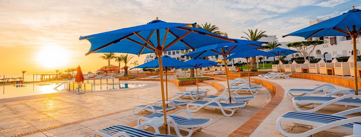 plage avec parasols et transats