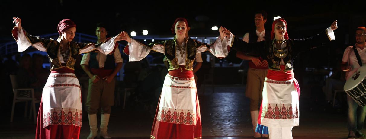 groupe de danseurs grecs