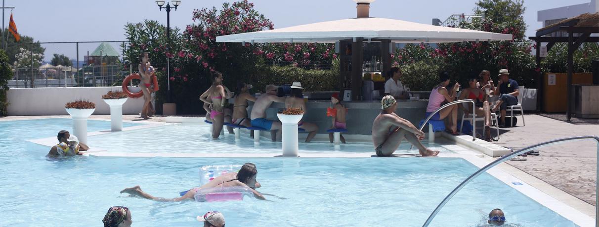 groupe se baignant dans la piscine