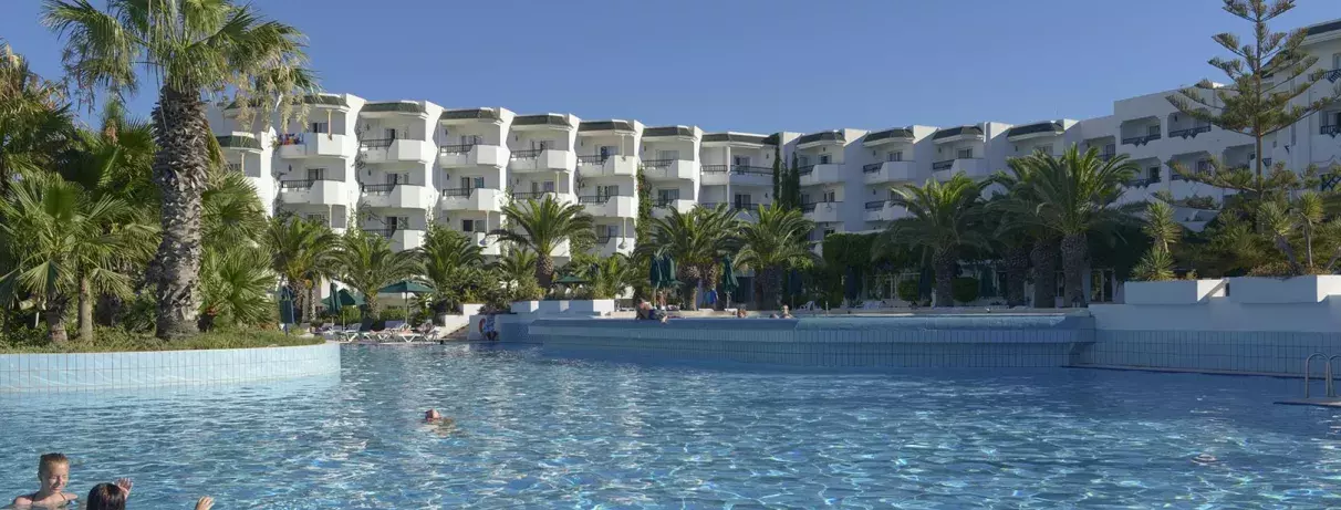piscine avec bâtiment de l'hôtel en arrière plan