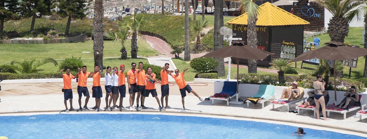 animateurs devant piscine