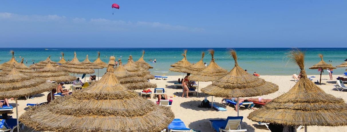 plage avec parasols