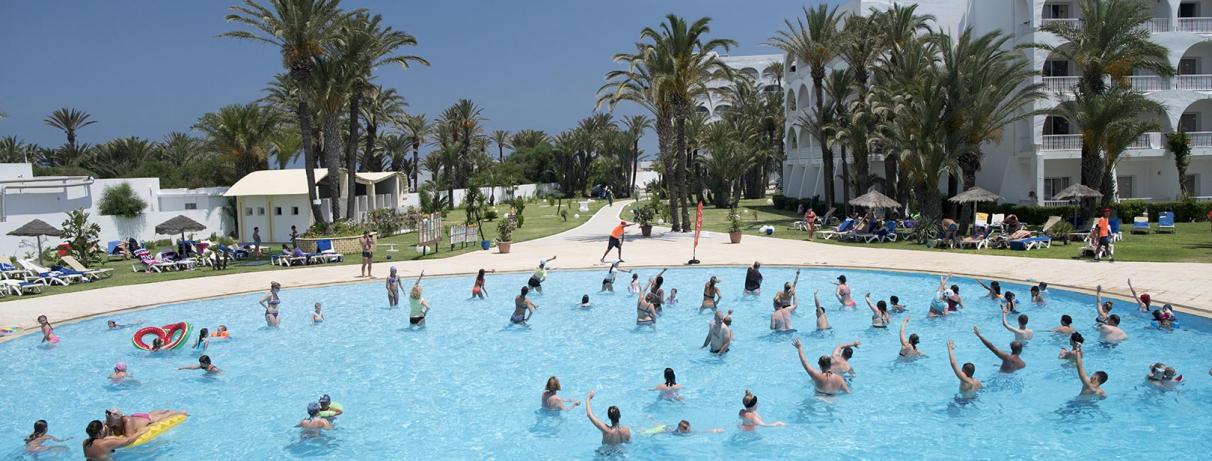 groupe de personnes dans piscines