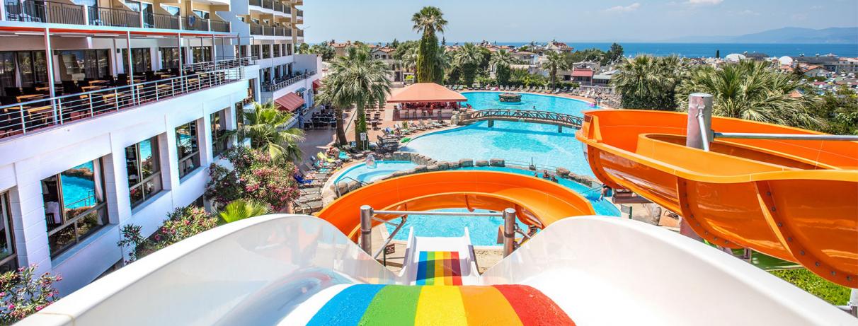 toboggans aquatiques colorés vus de haut