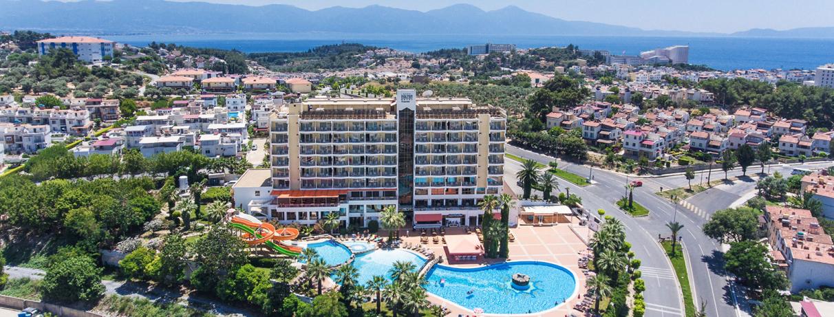 vue de la piscine et du bâtiment de l'hôtel