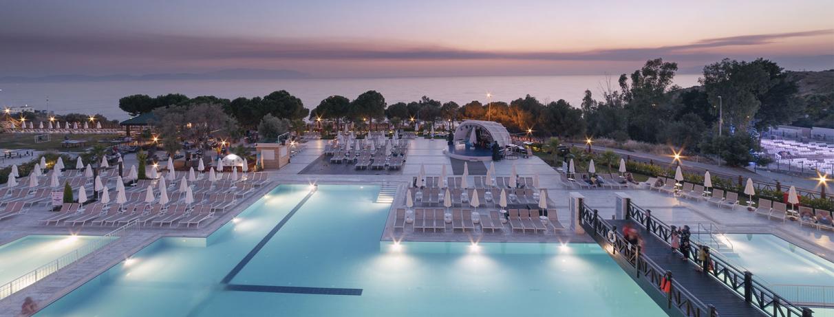 piscine illuminée de nuit