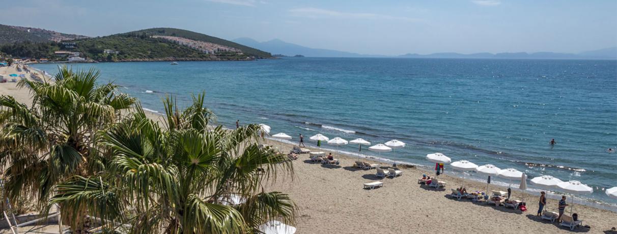 plage avec transats