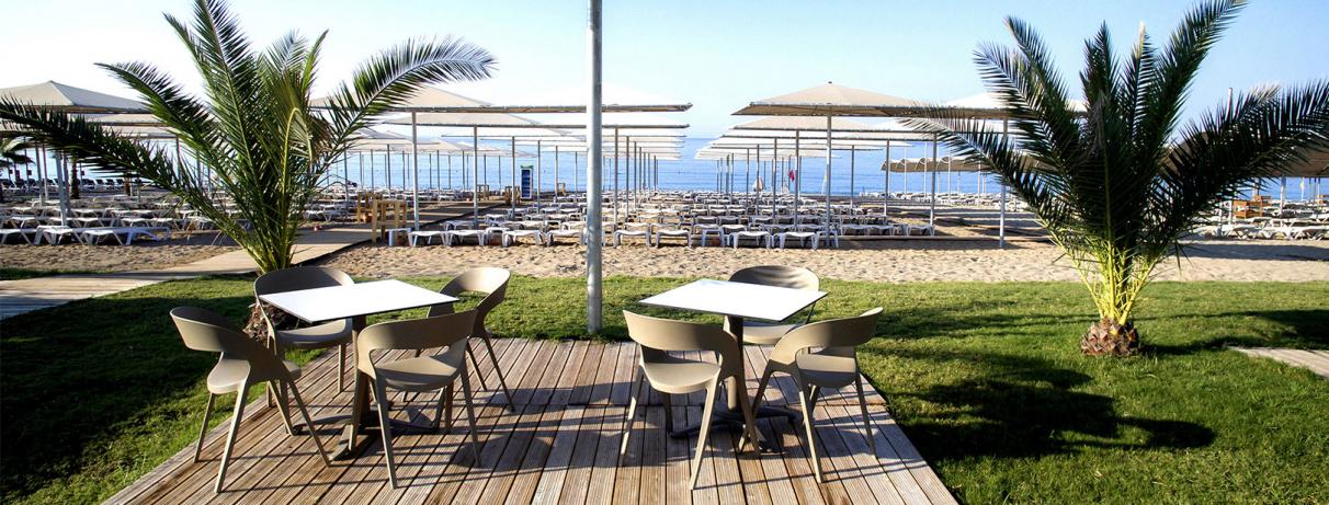 chaises et table devant la mer 