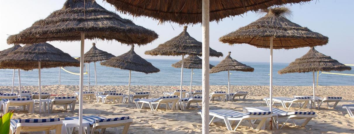 plage avec transats et  parasols