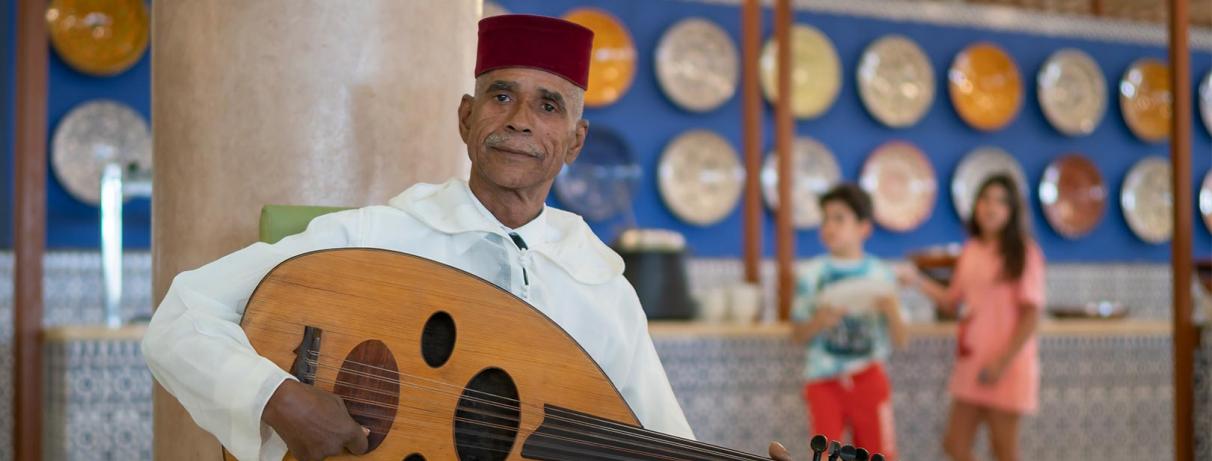 homme jouant d'un instrument marocain