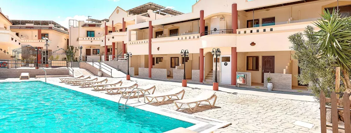 piscine avec transats