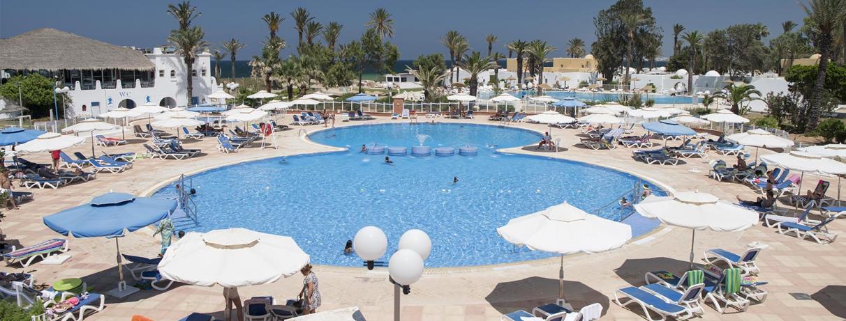 piscine avec parasols