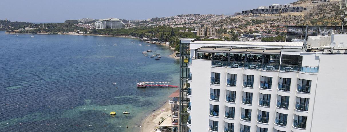 vue sur la mer et l'hôtel