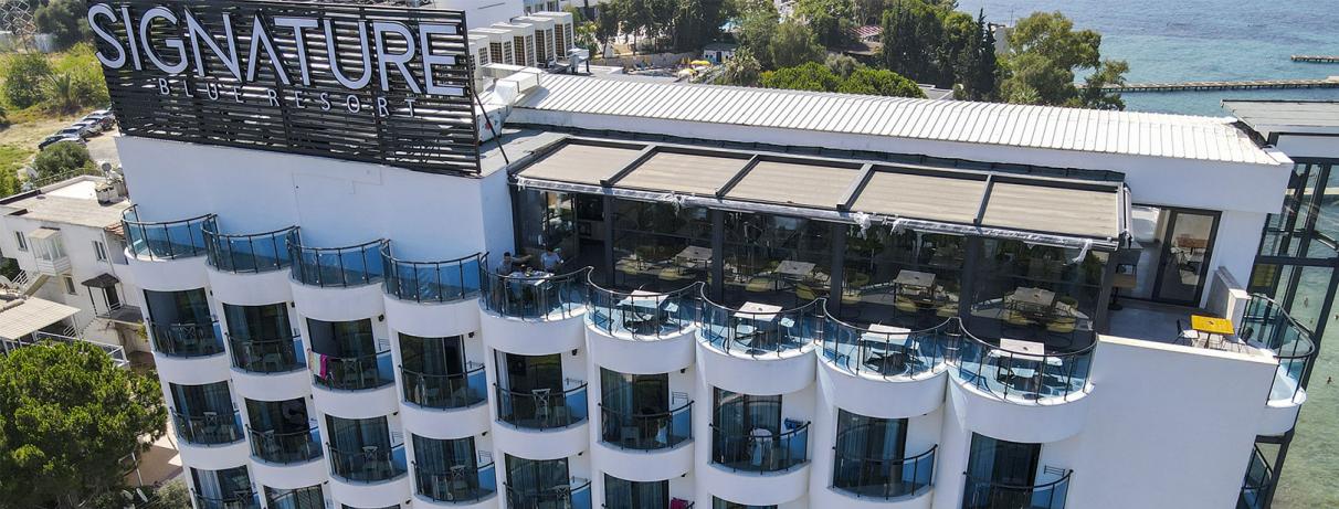 vue sur le restaurant sur le toit de l'hôtel