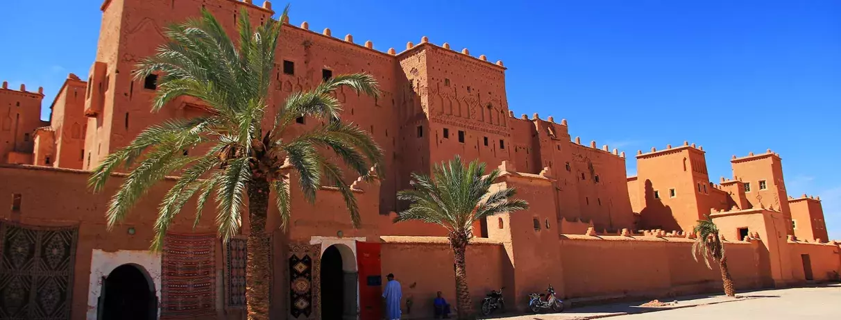 forteresse ocre dans le désert