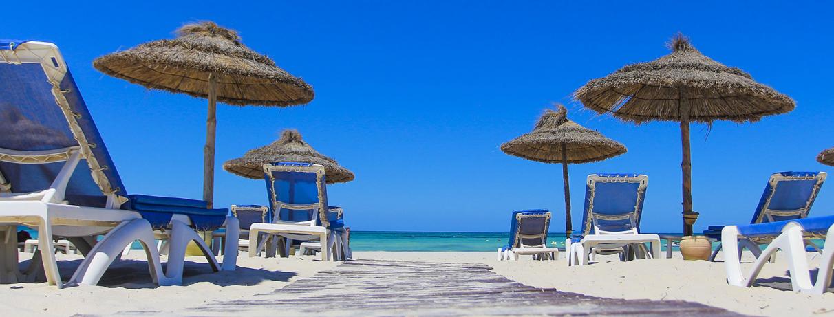 plage avec transats et parasols