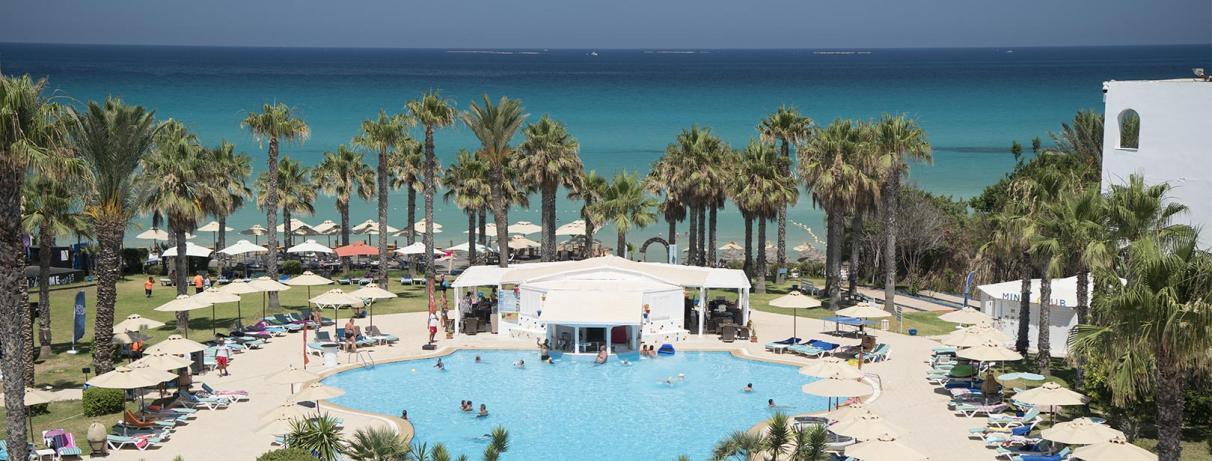 vue piscine et mer en arrière plan