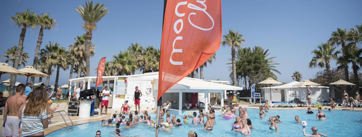 personnes dans la piscine avec drapeau Mondi Club