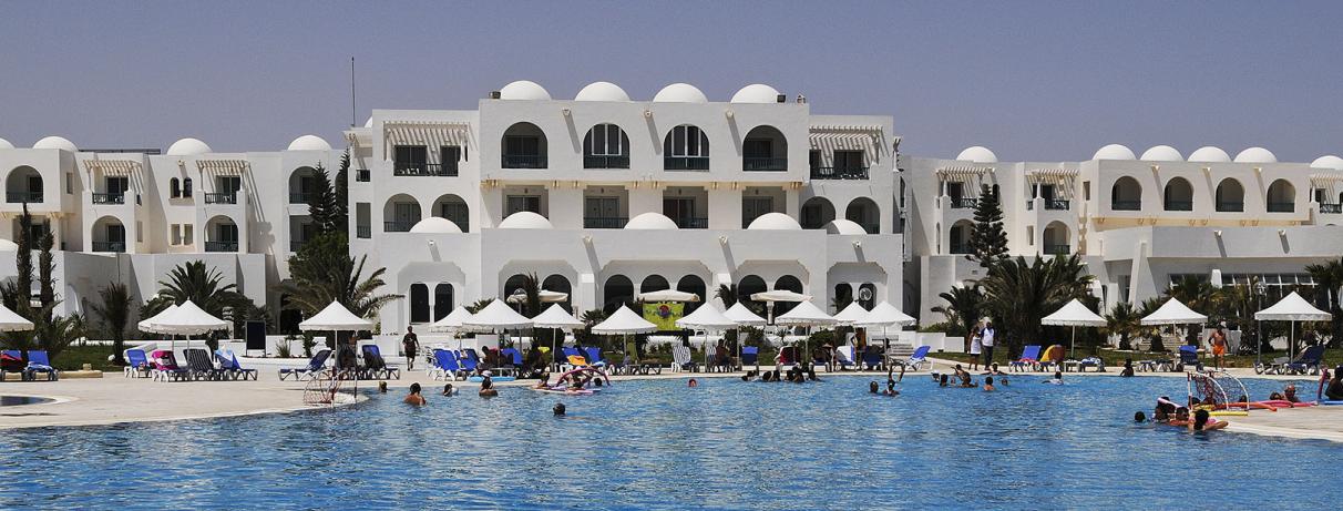 bâtiment blanc hôtel avec la piscine devant