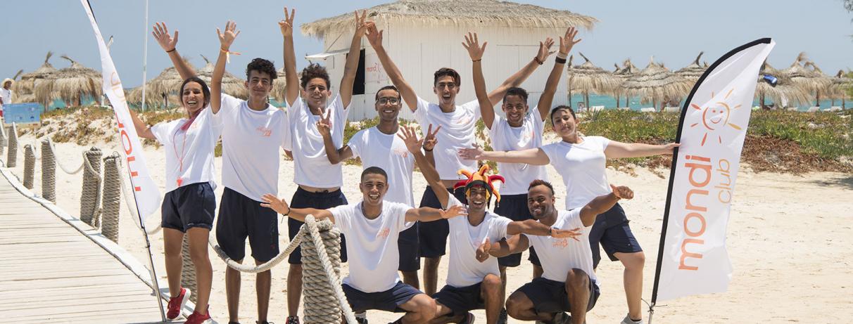 groupe d'animateurs en tee shirt blanc