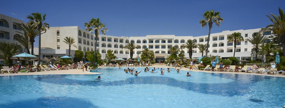 piscine avec bâtiment de l'hôtel en arrière plan