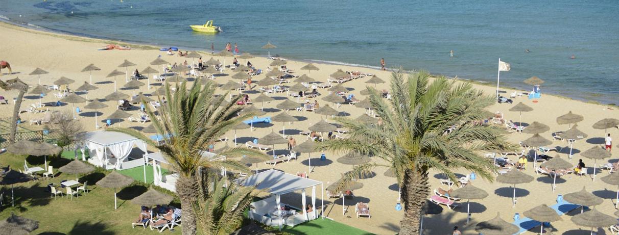 plage avec parasols