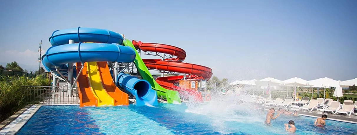 piscine avec des toboggans aquatiques