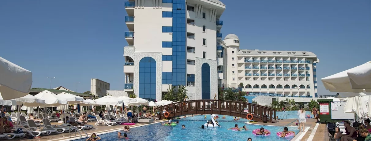 piscine avec bâtiment de l'hôtel en arrière plan