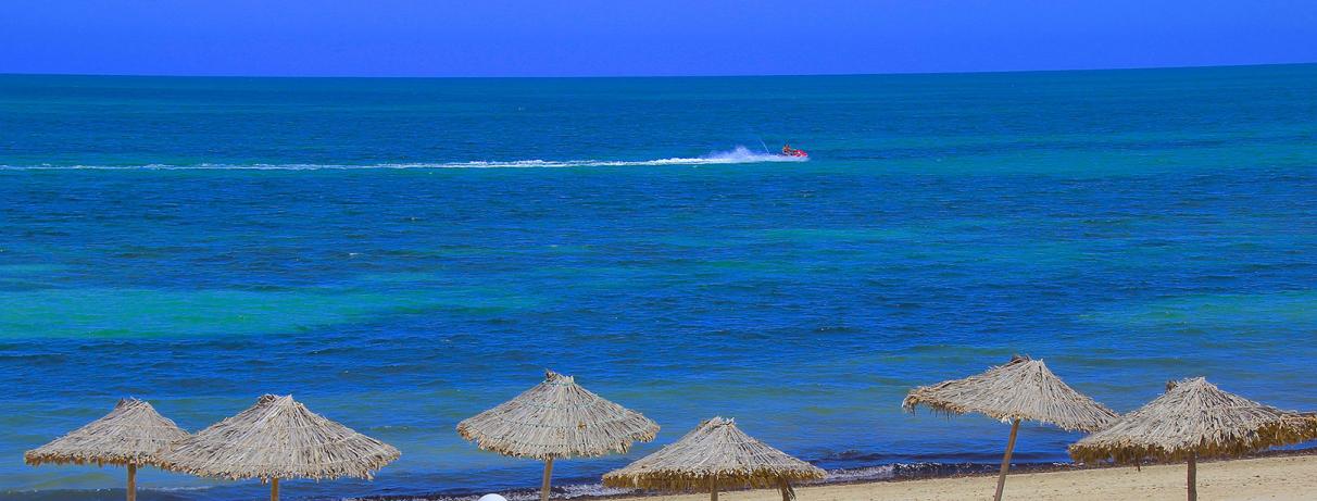 mer avec parasols sur la plage