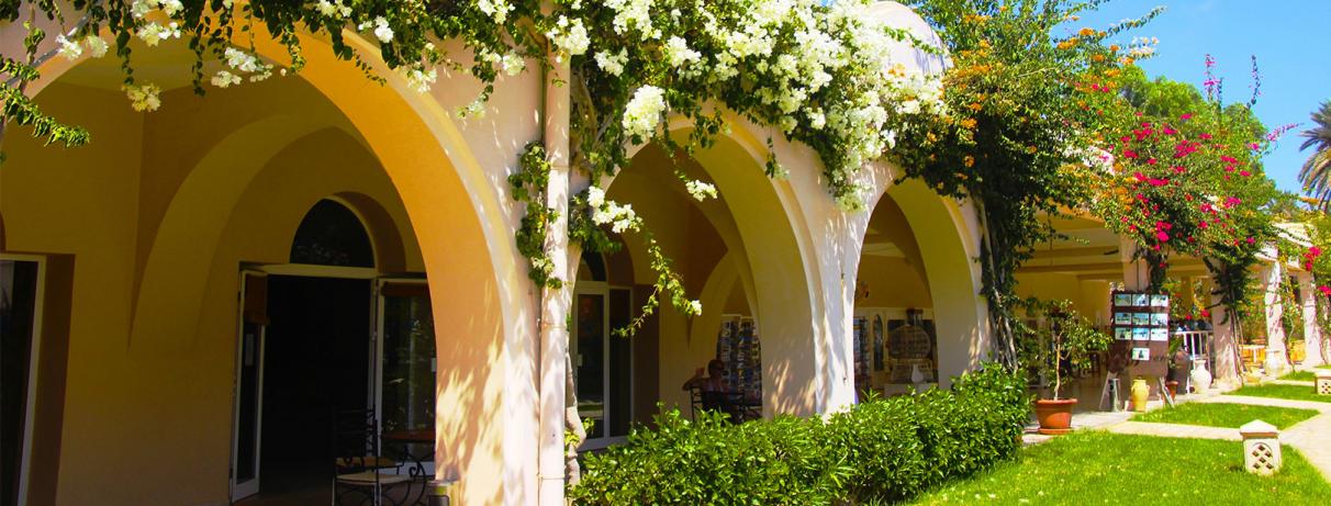 arcades avec bougainvilliers blancs