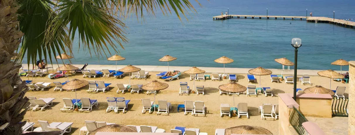 plage avec parasols et transats