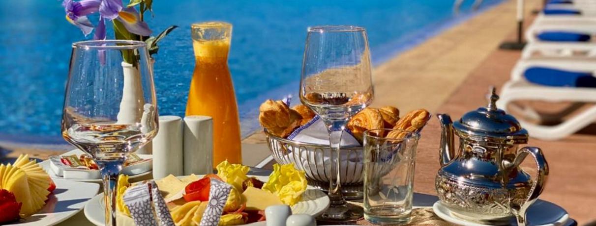 petit déjeuner devant la piscine