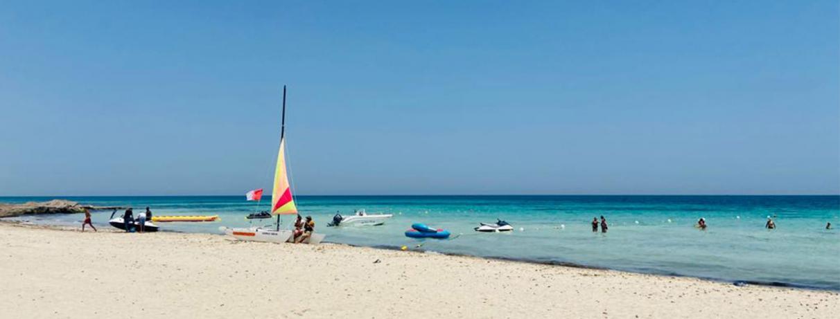 plage avec mer turquoise