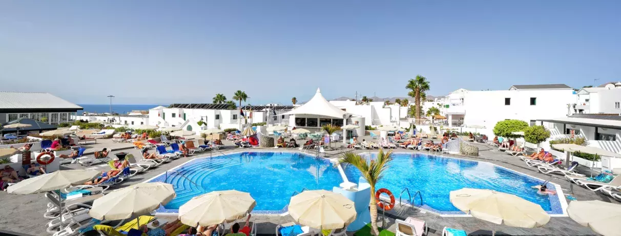 vue d'ensemble de l'hôtel avec piscine 