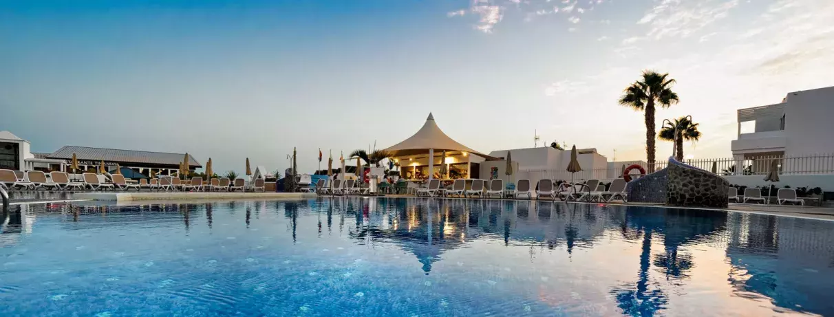 vue d'ensemble de la piscine et de l'hôtel