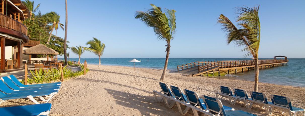 plage avec transats