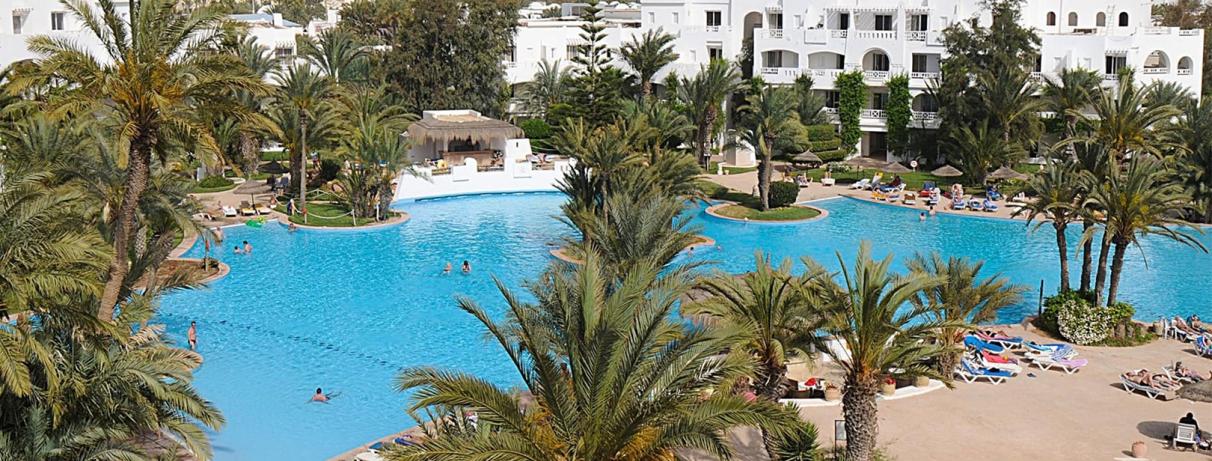 piscine et bâtiments hôtel