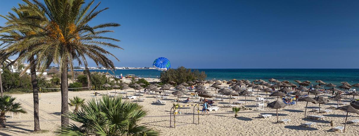 plage avec transats et parasols