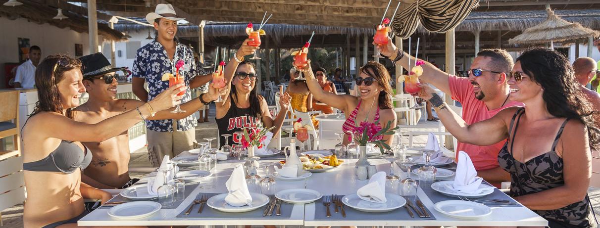groupe d'amis trinquant autour d'une table