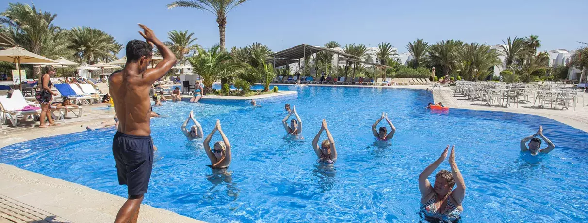 groupe faisant de l'aquagym dans piscine