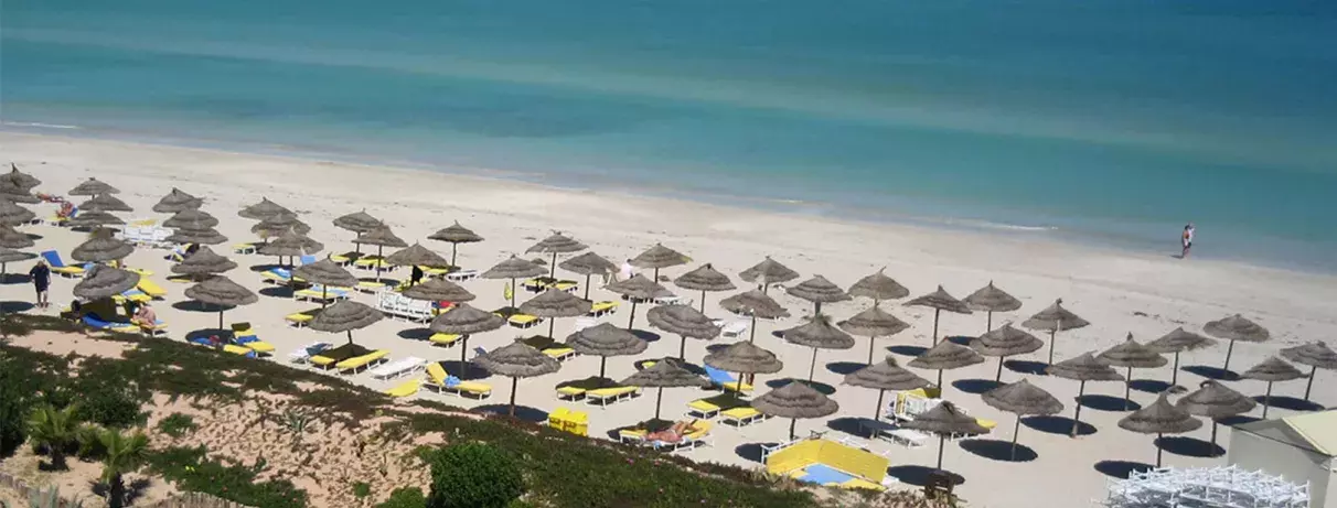 plage avec transats et parasols